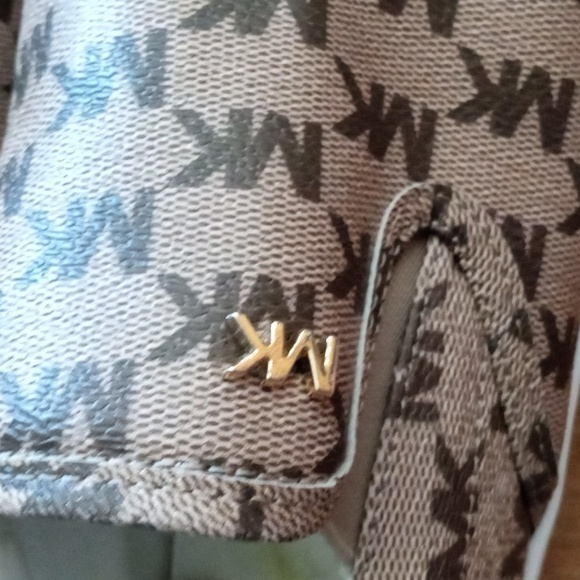 Michael Kors Logo Sneakers - Picture 4 of 9